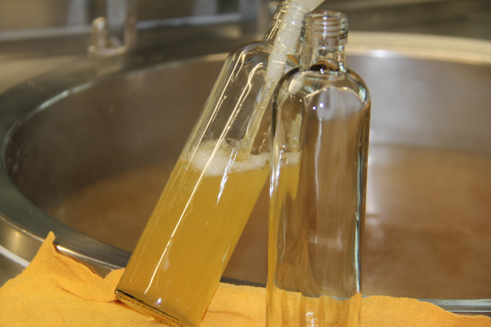 Sirup wird in Flaschen abgefüllt