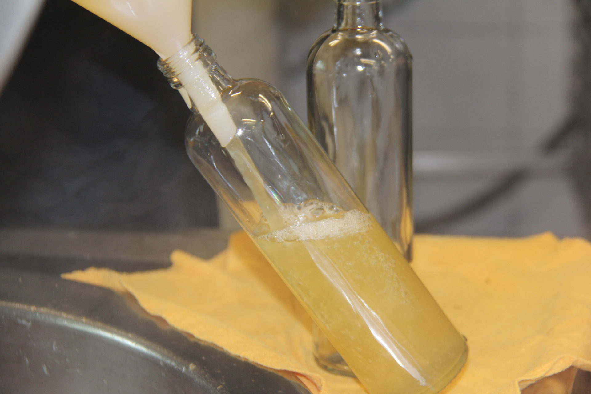 Frisch gekochter Sirup wird von Hand abgefüllt