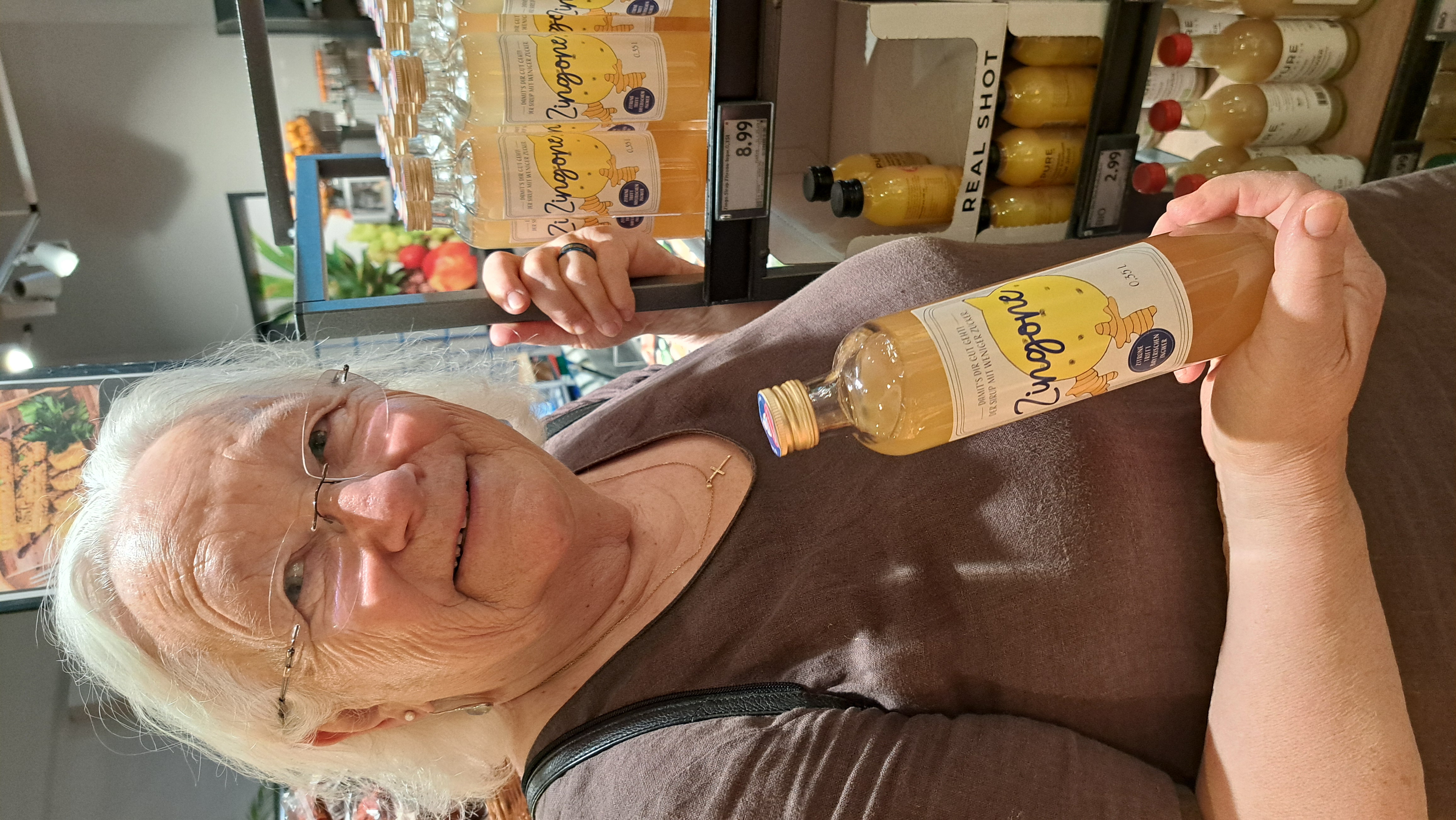 Helene Nestler mit Zingone im Edeka-Regal