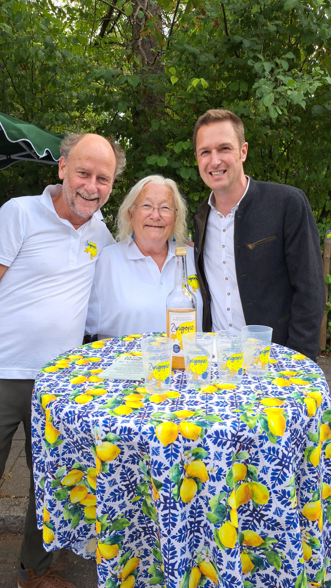 Zingone-Team mit Gast am Stand